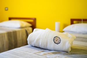 een kussen zittend op een bed in een kamer bij Holos Apartment in Capoterra
