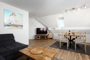 een woonkamer met een bank en een tafel bij Nordstern in Laboe