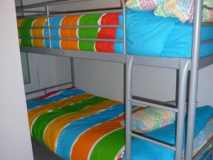 Двох'ярусне ліжко або двоярусні ліжка в номері Appartement Arette, 2 pièces, 6 personnes - FR-1-602-51