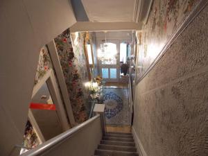 eine Treppe in einem Haus mit Treppenaufgang in der Unterkunft The Rockley Hotel in Blackpool