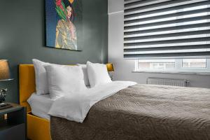 伊斯坦堡的住宿－Bright & Cozy 2BR Located In The Heart Of Living，卧室配有带白色枕头的大床