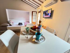 a living room with a table and a bedroom at APARTANENTO LOFT LAUREL coqueto con Wifi y aire in Logroño