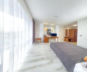 1 dormitorio con cama y ventana grande en Hotel Yo en St. St. Constantine and Helena