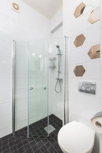 bagno con doccia e servizi igienici. di Apartamenty Wawa Centrum by Your Freedom a Varsavia