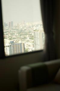 una finestra con vista sulla città di On Nut Duplex with City Views, 5-minute Walk to BTS, Ideal Long Stays a Bangkok