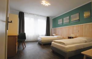 a hotel room with two beds and a window at Centrally located 2-room apartment in Hannover