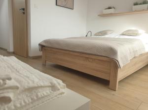 Schlafzimmer mit einem Bett und Holzboden in der Unterkunft Near the airport- Apartments in Krakau