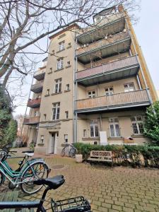 ein Gebäude mit Fahrrädern, die davor geparkt sind in der Unterkunft * Wohnung für Monteure Zentrumsnah * WLAN * 3 Zimmer * in Leipzig