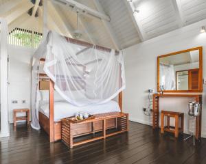 una camera con letto e zanzariera di Rabot Hotel From Hotel Chocolat a Soufriere Altre 24 foto