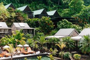 un complexe avec une piscine, des chaises et des arbres dans l'établissement Rabot Hotel From Hotel Chocolat, à Soufrière