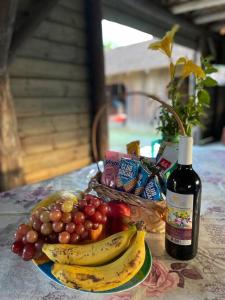 Benedito NovoにあるRecanto da Liberdadeのフルーツプレートとワイン1本付きのテーブル