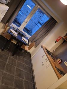 una vista aérea de una cocina con mesa y 2 ventanas en Appartement in een bruisende omgeving!, en Amberes