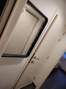 una puerta con un espejo en el lateral de una habitación en Appartement in een bruisende omgeving!, en Amberes