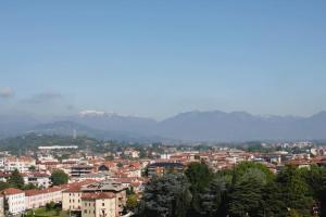 widok na miasto z góry w tle w obiekcie VIALETORINO26 Luminoso e grande appartamento w mieście Vicenza