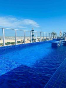 una gran piscina con vistas a la playa en Novíssimo ,ótima localização., en Aracaju