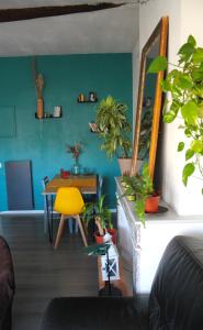 a living room with a table and some plants at Ici c'est Cosy - Centre in Toulouse