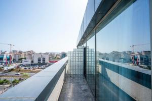 un edificio de oficinas con vistas a la ciudad en 216 Ruby Suite en Estambul