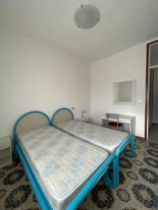 a bedroom with a blue bed in a room at ARISTON - WALTERIGATO Apartments SOLO PER FAMIGLIE in Lido di Jesolo