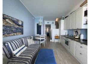 a living room with a couch and a kitchen at The Lodge by the sea in Ischia