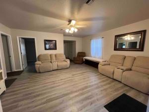uma grande sala de estar com dois sofás e um sofá em Home in Kissimmee with Huge Backyard em Kissimmee