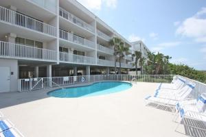 une image d'une piscine en face d'un bâtiment dans l'établissement 105 Hamilton House, à Clearwater Beach