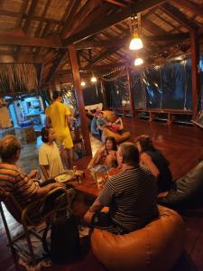 een groep mensen die rond een tafel in een kamer zitten bij Tao Thong Villa 2 in Ko Tao