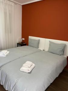 two beds with towels sitting on top of them at Casa Ma-Thé, l'art de vivre in Sucina +25 photos