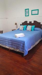 ロボスにあるLa Guarida Lobosの大型ベッド(青い掛け布団、枕付)