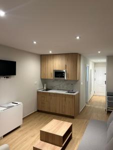 a large kitchen with wooden cabinets and a table at Primavera Premium Sierra Nevada 2 in Sierra Nevada