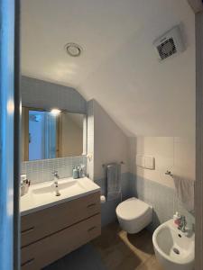 La salle de bains est pourvue d'un lavabo et de toilettes. dans l'établissement The Lodge by the sea, à Ischia
