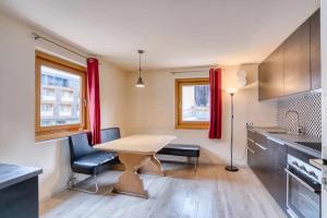 cocina con mesa y sillas en una habitación en Adventure Holiday Hub: Gartenhäusl en Mayrhofen