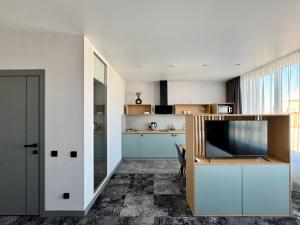 Televízia a/alebo spoločenská miestnosť v ubytovaní Be The One Hotel