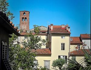 un gran edificio con una torre de reloj en el fondo en La Butterfly Guest apartment, en Lucca