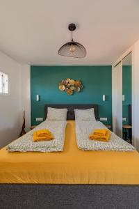 - une chambre avec un grand lit et 2 oreillers jaunes dans l'établissement Chic & Stylish near Yumbo, à Playa del Ingles