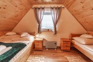 En eller flere senge i et værelse på Domki Wichrowe Wzgórze