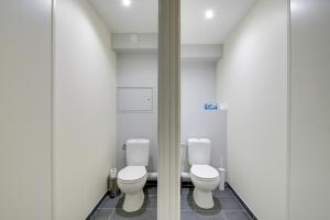 ein Bad mit 3 WCs in einem Zimmer in der Unterkunft Chic and spacious apart with parking in Cergy