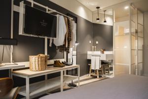 vestidor con lavabo y espejo en room Select Bilbao, en Bilbao