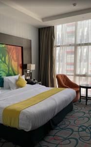 ジッダにあるفندق الراحة السويسريةの大きなベッドと大きな窓が備わるホテルルームです。