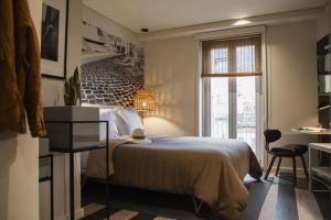 Habitación de hotel con cama y ventana en room Select Bilbao, en Bilbao