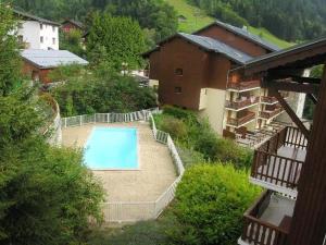 uma vista superior de uma piscina ao lado de um edifício em Appartement Arêches-Beaufort, 2 pièces, 6 personnes - FR-1-342-256 em Beaufort