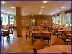 Ein Restaurant oder anderes Speiselokal in der Unterkunft Seminarhaus Europäische Akademie 