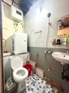 een badkamer met een toilet en een wastafel bij Kolor Home, 1 mins to Hoan Kiem Lake,2 brs, Old Quarter in Hanoi