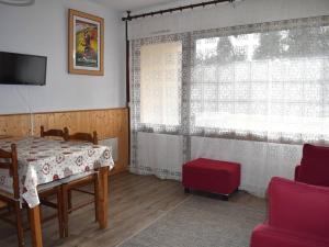 a dining room with a table and a window at Studio Font-Romeu-Odeillo-Via, 1 pièce, 4 personnes - FR-1-580-58 in Font-Romeu-Odeillo-Via