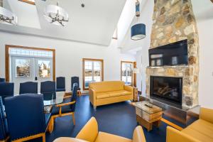Saint-Paulin的住宿－巴倫澈環保鄉村度假屋，客厅设有壁炉和黄色沙发。