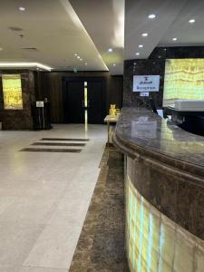un grand hall avec un bar dans un bâtiment dans l'établissement فندق الراحة السويسرية, à Djeddah