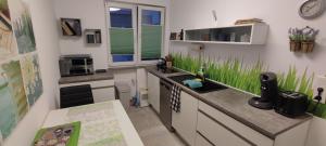 a small kitchen with a sink and a microwave at Perle im Zentrum von MG / Minto in Mönchengladbach