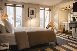 room Select Bilbao في بلباو: غرفة نوم مع سرير وغرفة معيشة