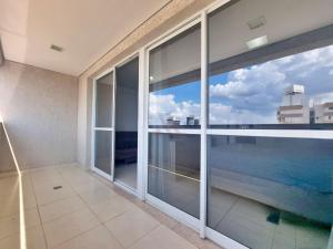 an empty room with a view of the ocean at Flat Brookfield Towers in Goiânia