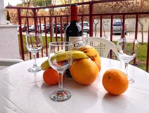 una mesa con un montón de frutas y copas de vino en Family Apartament Marina-Bastet BS, en Sveti Vlas