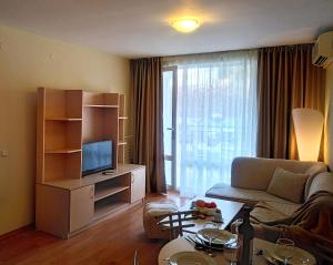 sala de estar con sofá y TV en Family Apartament Marina-Bastet BS, en Sveti Vlas